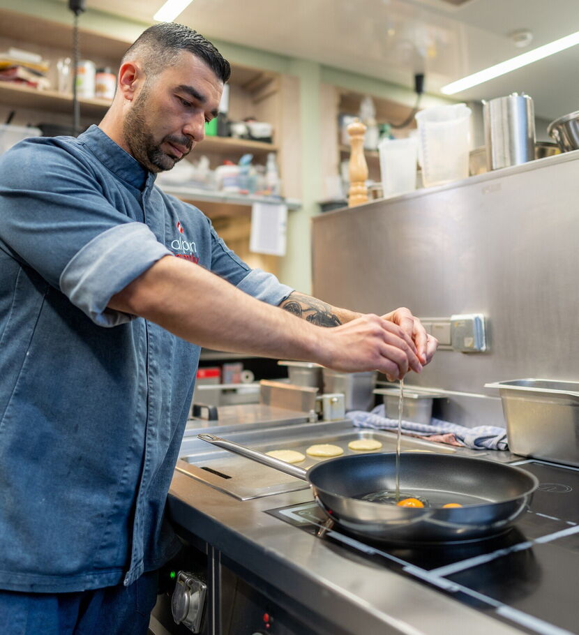  | Fr&uuml;hst&uuml;ckskoch | In (m/w/d)