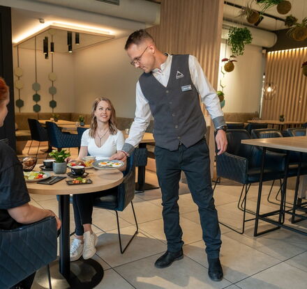  | Fr&uuml;hst&uuml;ckskellnerIn (m/w/d)